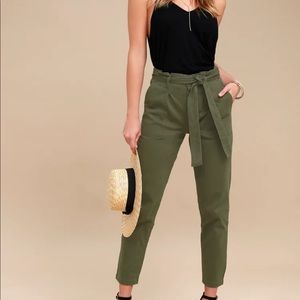 Lulu’s NWOT tie waist Leo olive green cropped pants XS NEVER WORN!